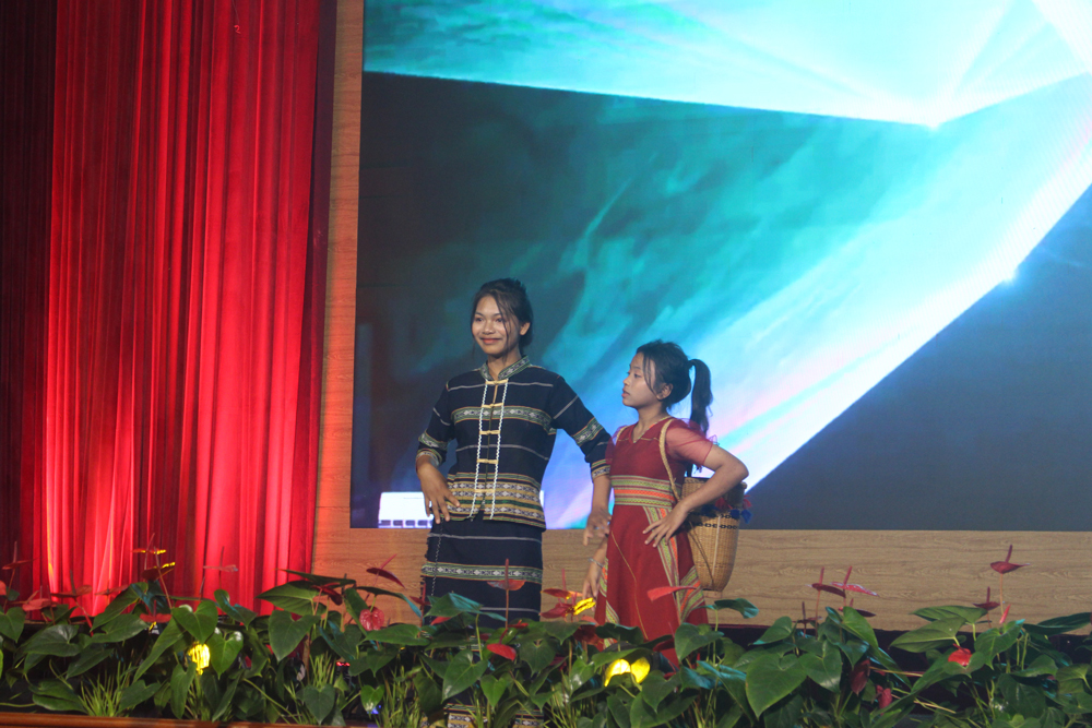 Trình diễn trang phục truyền thống
