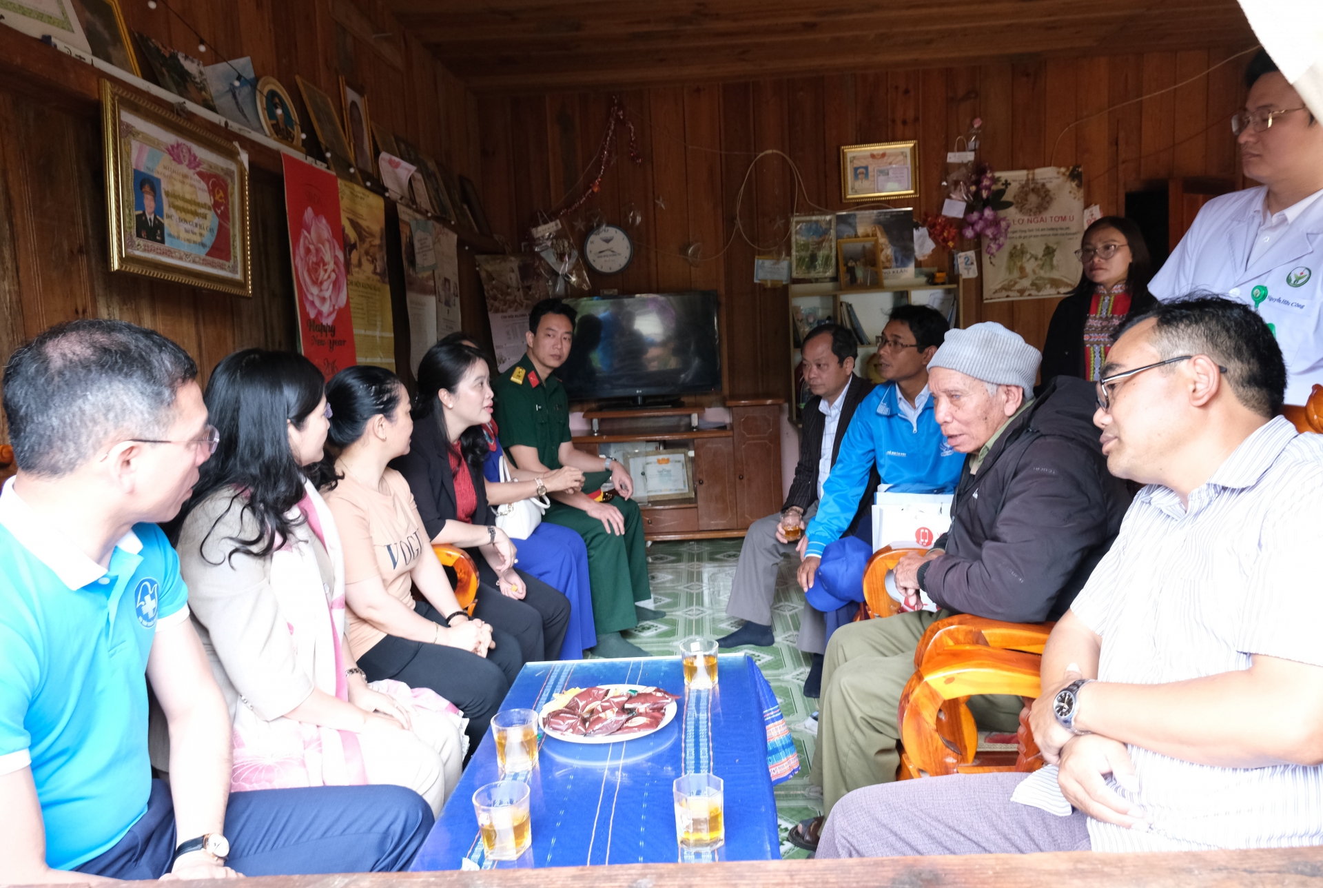 thăm hỏi, động viên và trao quà cho 2 gia đình chính sách trên địa bàn xã Đạ Chais là ông Kơ Să Ha Siêng 