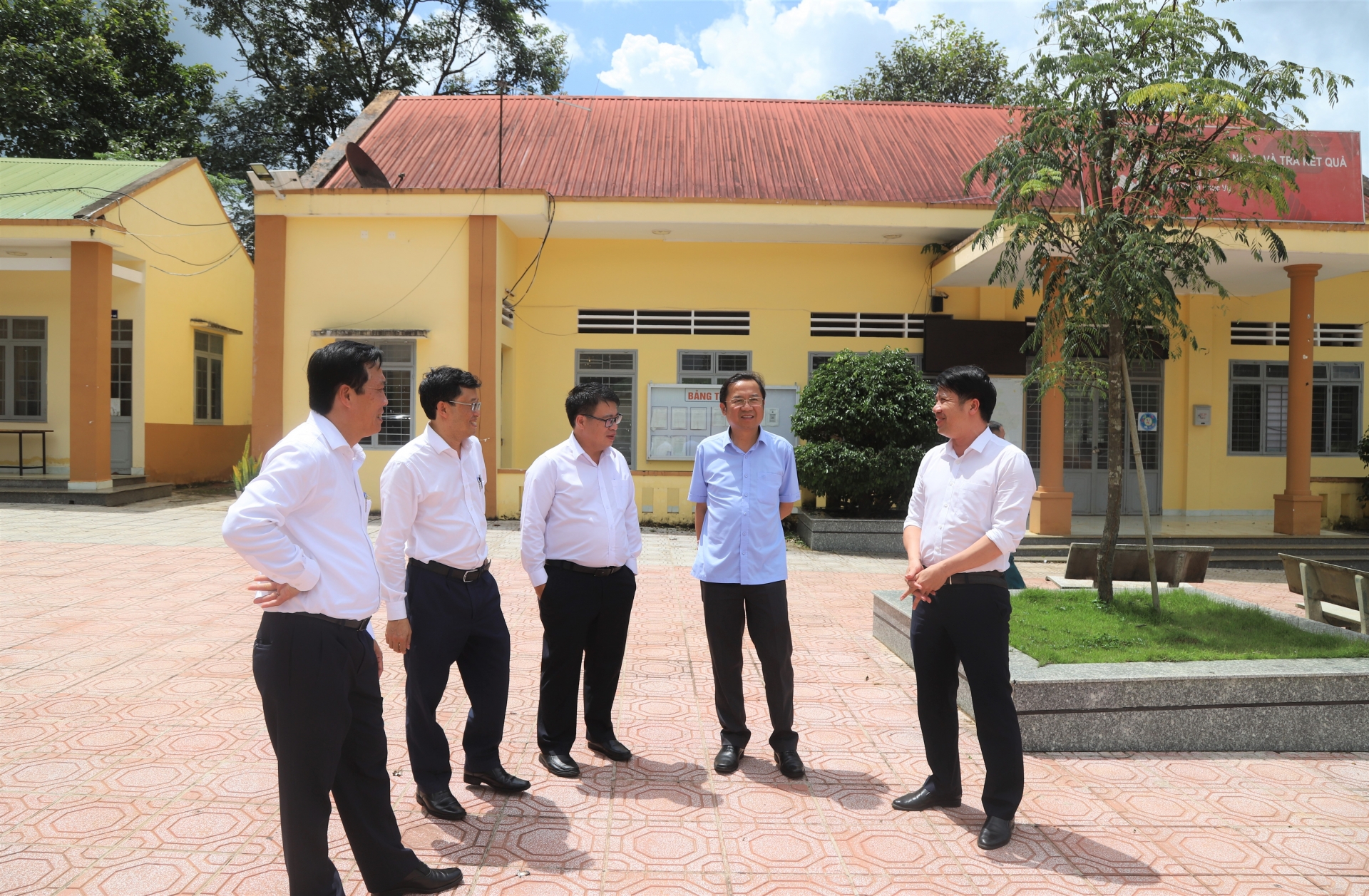 Đồng chí Tôn Thiện Đồng và đồng chí Nguyễn Ngọc Phúc kiểm tra tại trụ sở UBND xã Lộc Tân, dự kiến sẽ dôi dư sau sáp nhập