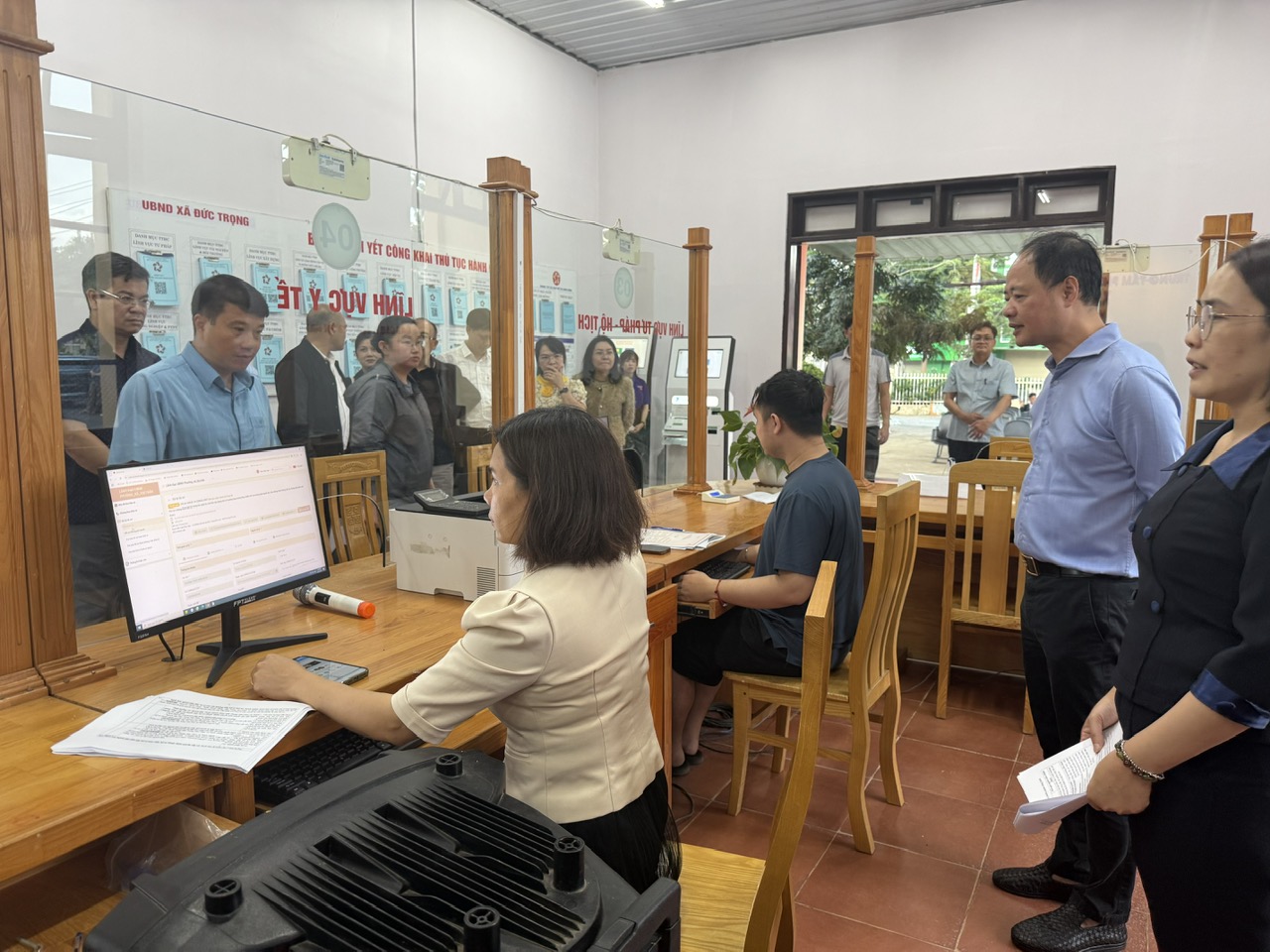 Để đảm bảo quy trình thủ tục hành chính cho người dân không bị gián đoạn, Trung tâm Hành chính công xã Đức Trọng đã bố trí 7 quầy với đầy đủ trang thiết bị, máy móc hiện đại.