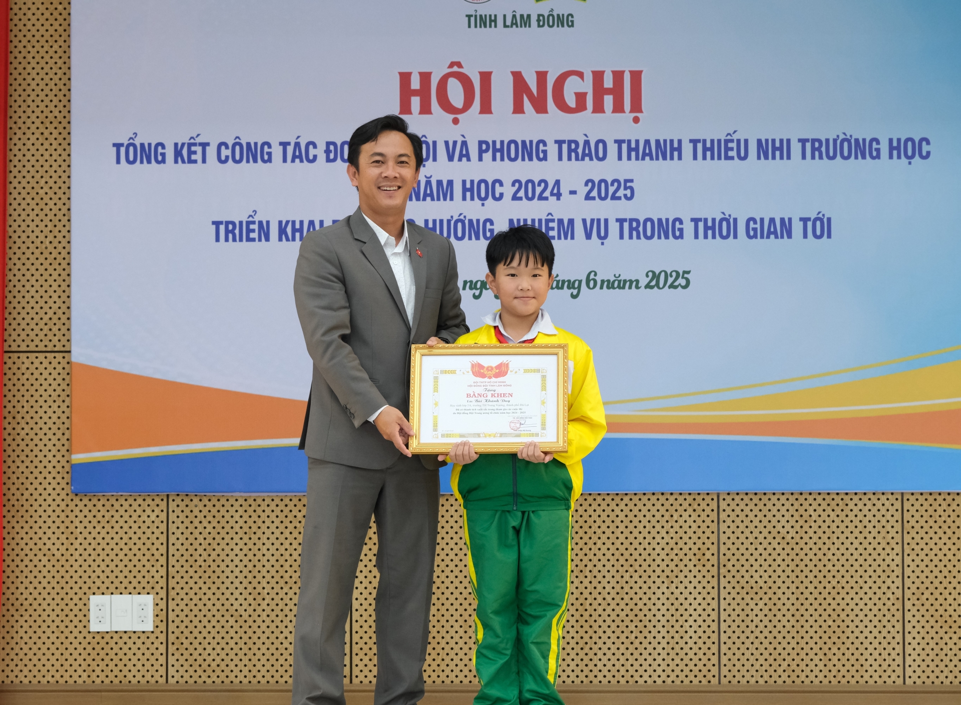 Em Bùi Khánh Duy - Học sinh lớp 5A, trường TH Trưng Vương, 
thành phố Đà Lạtđạt giải thưởng tại Cuộc thi Sưu tập và tìm hiểu tem bưu chính năm 2025 với chủ đề “50 năm Giải phóng miền Nam thống nhất đất nước qua con tem bưu chính”.