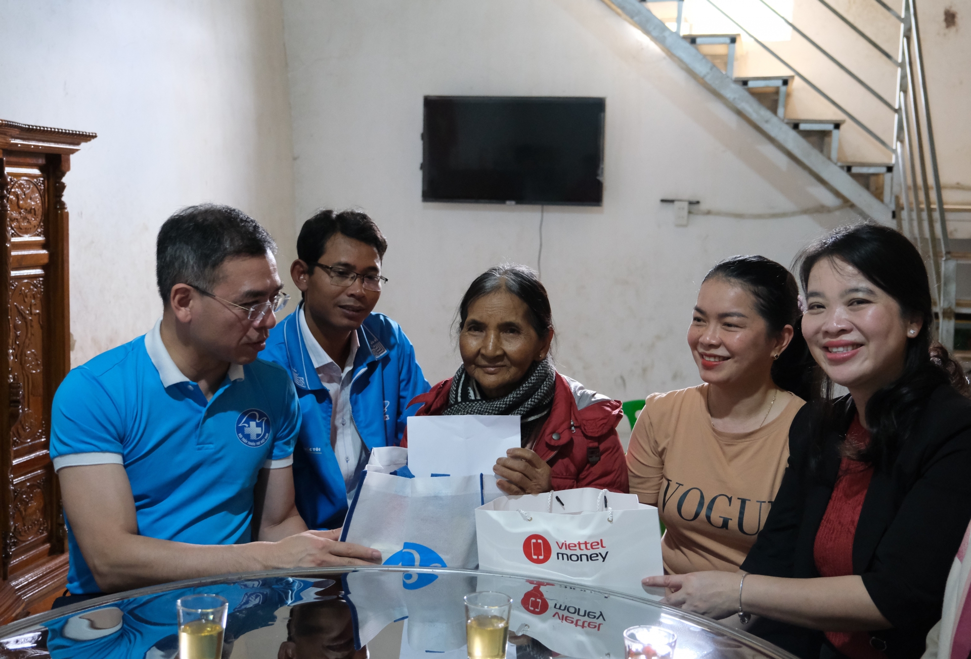 thăm hỏi, động viên và trao quà cho 2 gia đình chính sách trên địa bàn xã Đạ Chais là ông Kơ Să Ha Siêng và bà Kơ Đơng K Phương