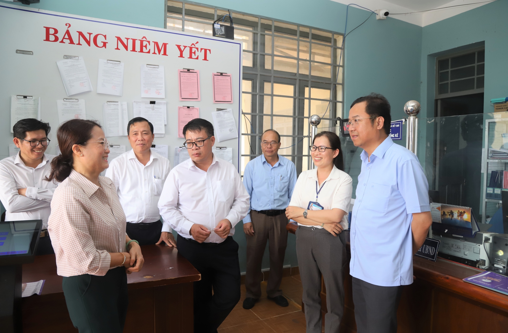 Đồng chí Tôn Thiện Đồng và đồng chí Nguyễn Ngọc Phúc kiểm tra tại bộ phận một cửa xã Lộc Bảo (huyện Bảo Lâm)