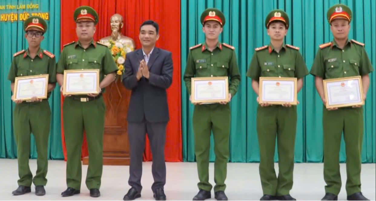 Ông Võ Hữu Xuân - Phó Chủ UBND huyện Đức Trọng trao Giấy khen cho các cá nhân