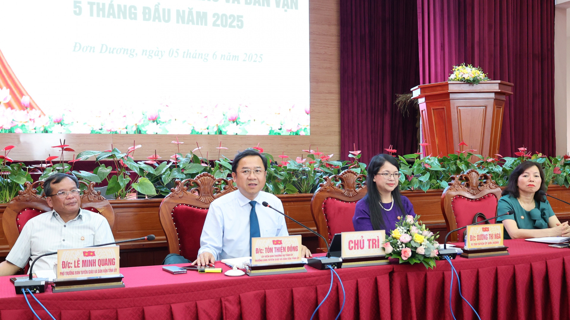 Chủ trì hội nghị
