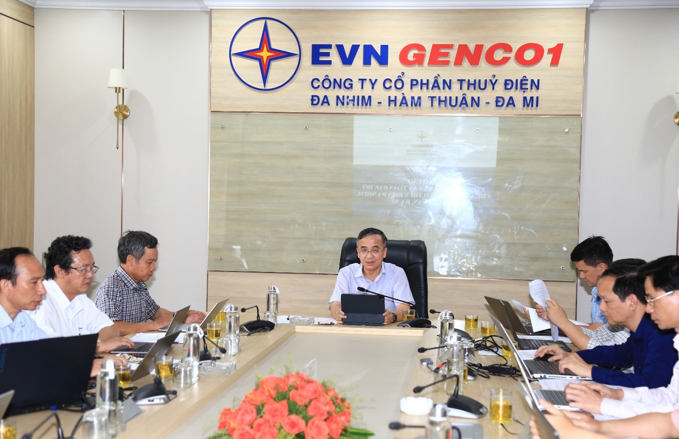 Ông Đinh Thế Phúc - Thành viên HĐTV EVN chủ trì buổi làm việc