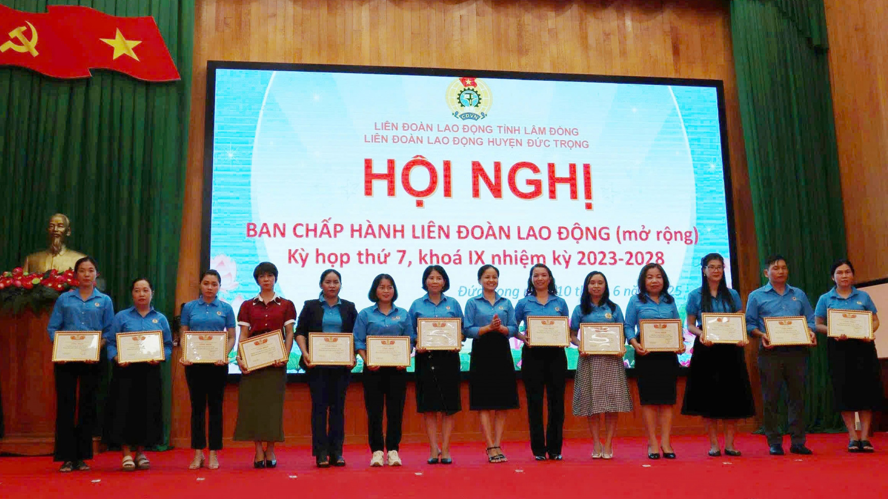Trao giấy khen cho các CĐCS Khối Trường học có thành tích xuất sắc trong triển khai các hoạt động công đoàn