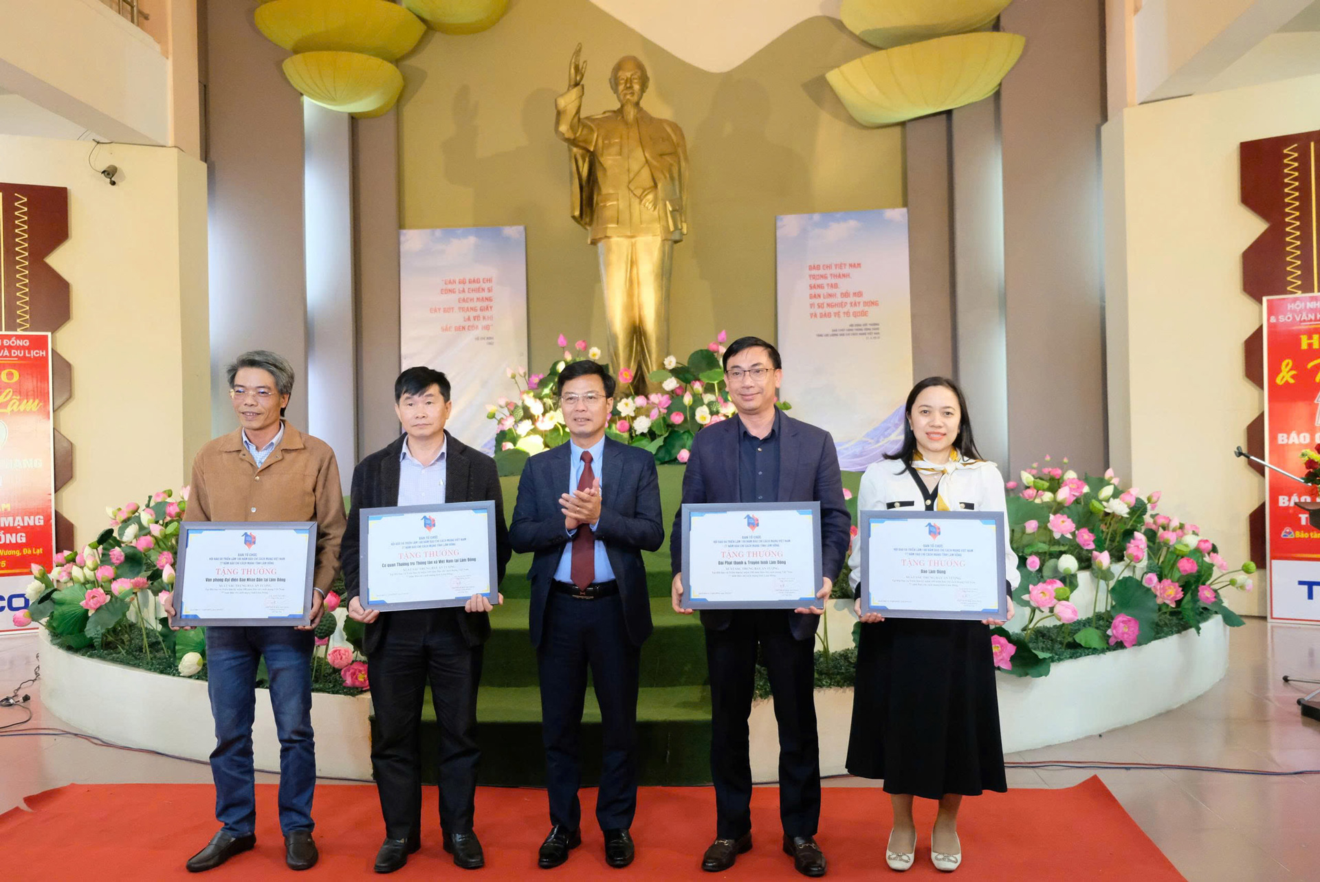khen thưởng các đơn vị có pano trưng bày ấn tượng và những tập thể, cá nhân có đóng góp tích cực cho báo chí Lâm Đồng