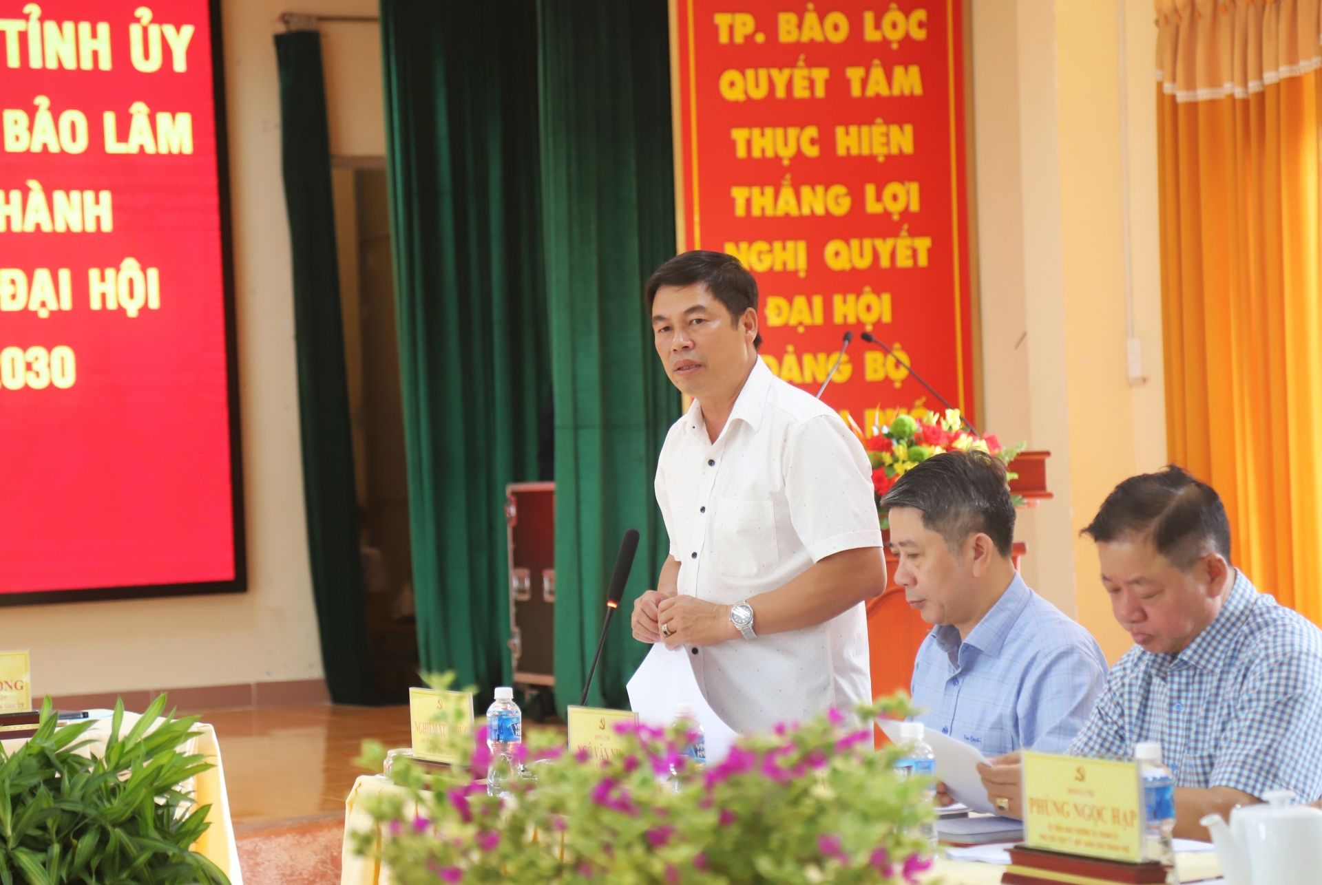 Đồng chí Nghiêm Xuân Đức - Phó Bí thư Thường trực Thành ủy, Chủ tịch HĐND TP Bảo Lộc báo cáo tại buổi làm việc