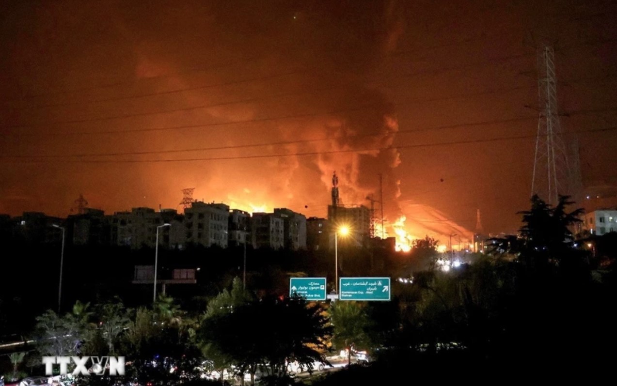 Quân đội Israel tiến hành không kích nhằm vào căn cứ quân sự ở Tây Tehran