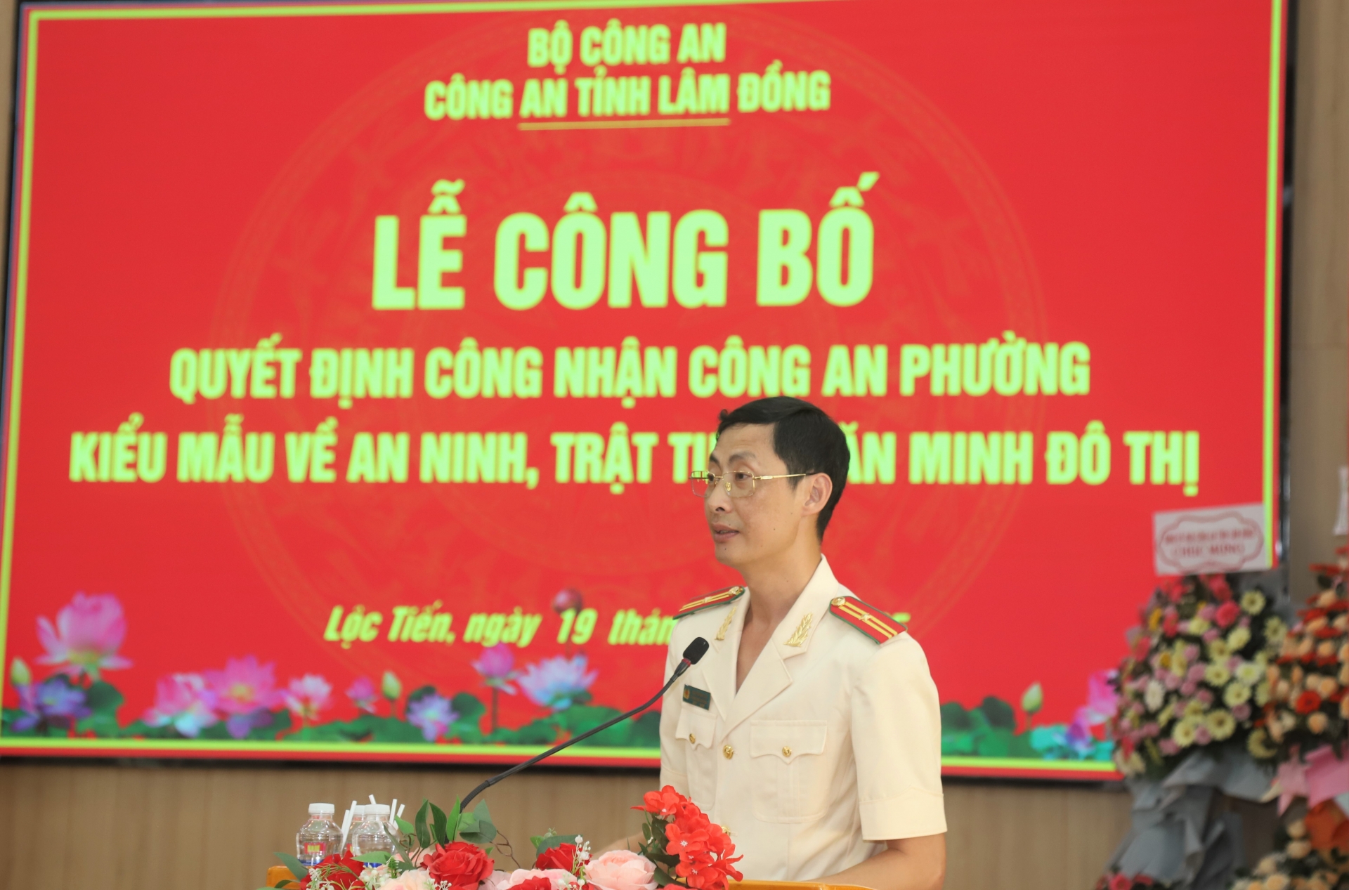 Thiếu tá Nguyễn Bảo Lộc - Trưởng Công an phường Lộc Sơn báo cáo tại buổi lễ
