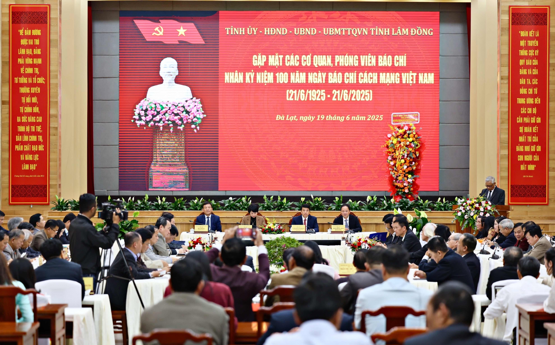 Quanh cảnh buổi gặp mặt