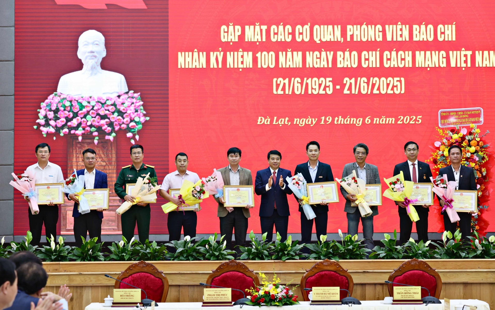 Đồng chí Y Thanh Hà Niê Kđăm - Ủy viên Trung ương Đảng, Bí thư Tỉnh ủy Lâm Đồng trao Bằng khen cho đại diện 9 tập thể đã có thành tích xuất sắc tiêu biểu trong hoạt động báo chí trên địa bàn tỉnh Lâm Đồng