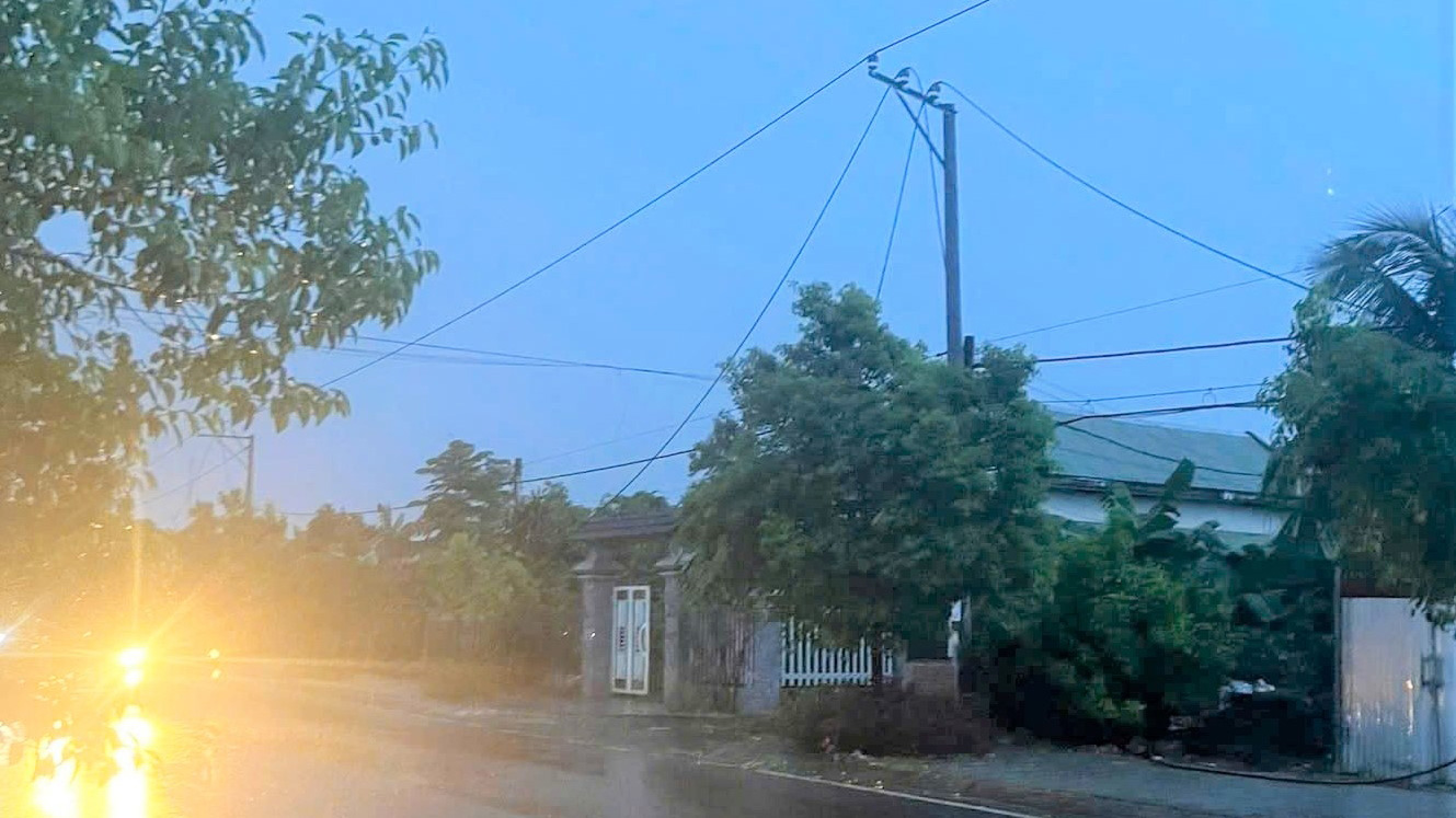 Đạ Huoai: Sét đánh đứt đường dây điện trung thế trên Tỉnh lộ 725 khiến hàng trăm hộ dân mất điện
