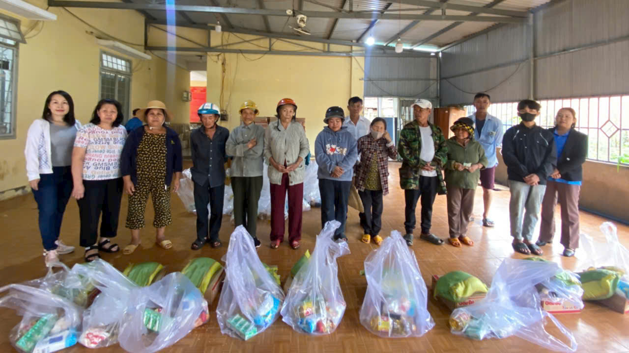 Trao 60 phần quà cho hộ có hoàn cảnh khó khăn