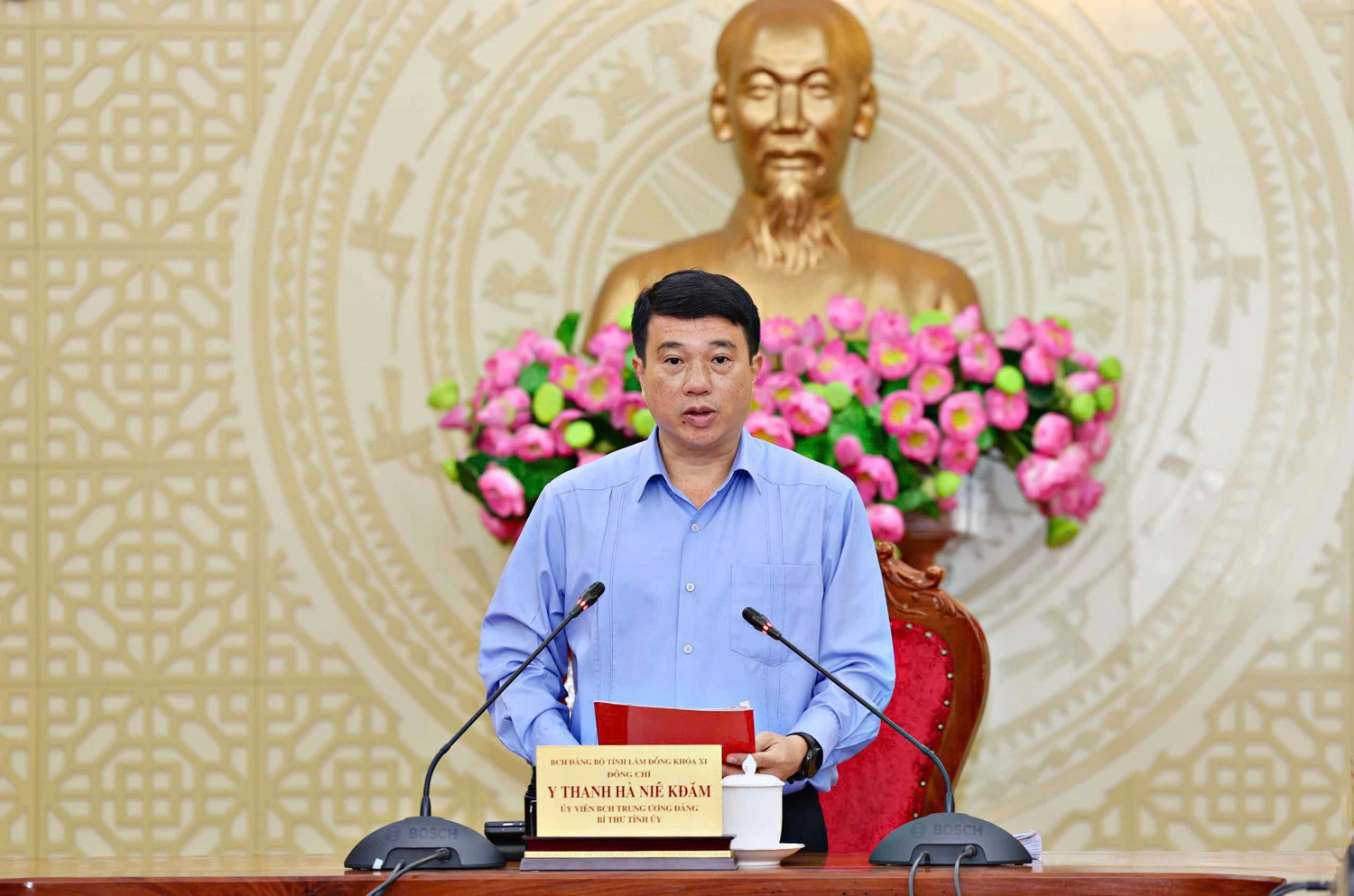 Đồng chí Y Thanh Hà Niê Kđăm - Ủy viên Ban Chấp hành Trung ương Đảng, Bí thư Tỉnh ủy Lâm Đồng, Trưởng Ban Chỉ đạo thực hiện hợp nhất 3 tỉnh Lâm Đồng, Bình Thuận và Đắk Nông chủ trì Hội nghị tại điểm cầu Văn phòng Tỉnh ủy Lâm Đồng