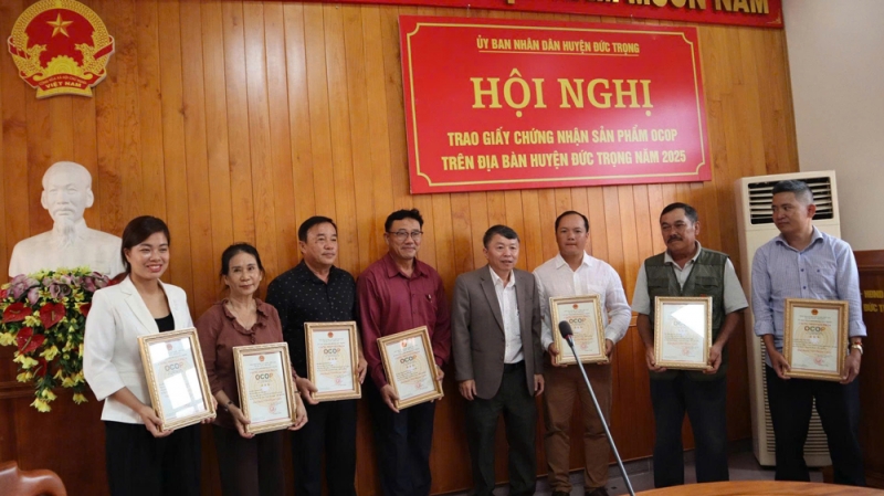 Đức Trọng: Trao giấy chứng nhận 22 sản phẩm OCOP