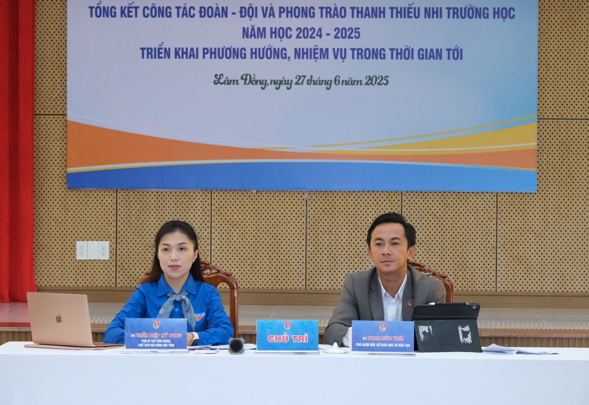 hị Trần Diệp Mỹ Dung - Phó Bí thư Tỉnh Đoàn, Chủ tịch Hội đồng Đội tỉnh và ông Phan Đức Thái - Phó Giám đốc Sở Giáo dục và Đào tạo tỉnh Lâm Đồng chủ trì Hội nghị