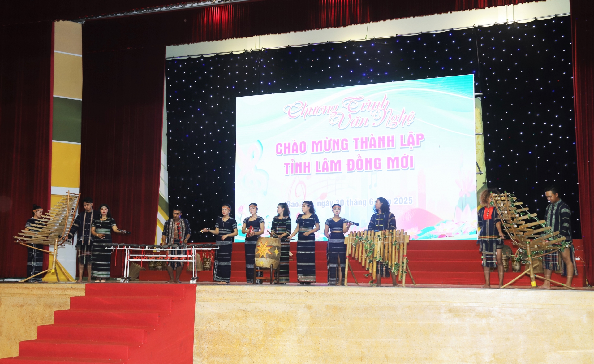 Tiết mục biểu diễn nhạc cụ đàn Đá và đàn T’rưng sôi động