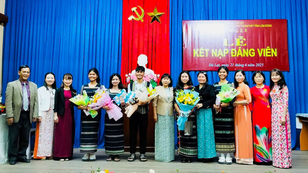 Trường Phổ thông Dân tộc nội trú THCS&THPT tỉnh Lâm Đồng kết nạp Đảng cho 5 học sinh tiêu biểu