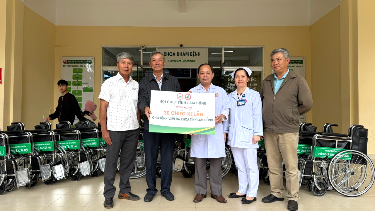 Hội Golf Lâm Đồng trao tặng 30 xe lăn hỗ trợ bệnh nhân khó khăn