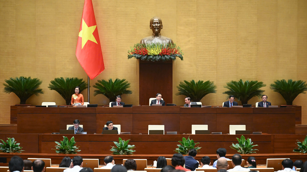 Đại biểu Trịnh Thị Tú Anh thảo luận, góp ý Dự thảo Nghị quyết về miễn, hỗ trợ học phí đối với trẻ em mầm non, học sinh phổ thông