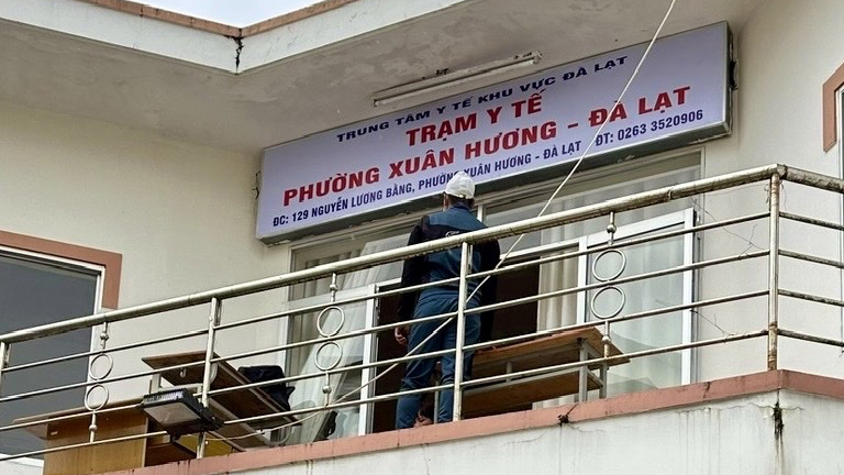 Gắn bảng Trạm Y tế Phường Xuân Hương -Đà Lạt