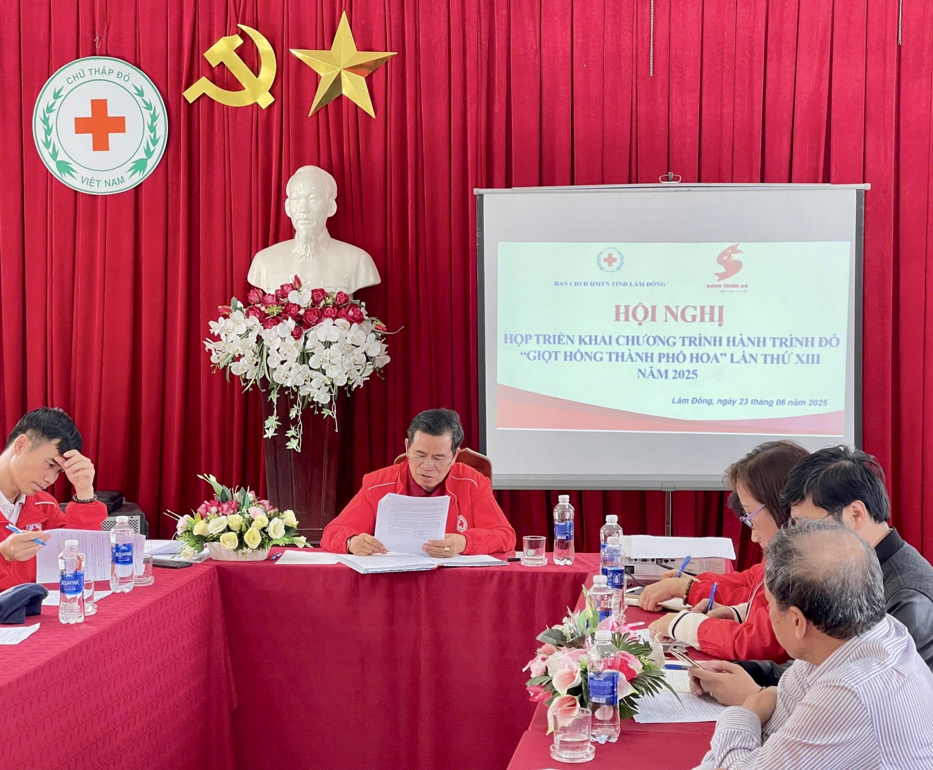 Ông Nguyễn Quang Minh -Chủ tịch Hội Chữ thập đỏ tỉnh Lâm Đồng chủ trì hội nghị