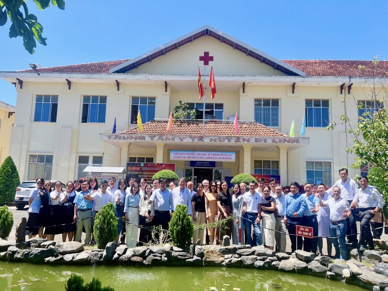 Các thầy thuốc Trung tâm Y tế huyện Di Linh lưu lại khoảnh khắc đáng nhớ của tên cơ sở cũ