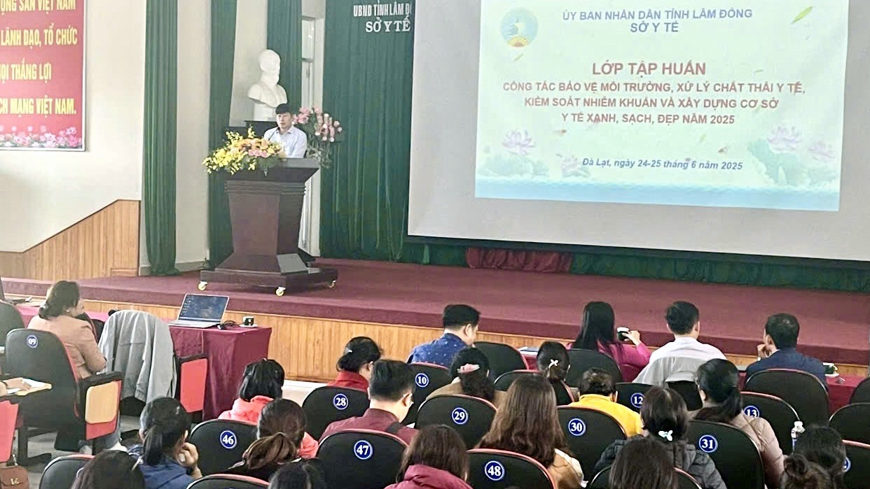 Tập huấn công tác bảo vệ môi trường, xây dựng cơ sở y tế xanh, sạch, đẹp