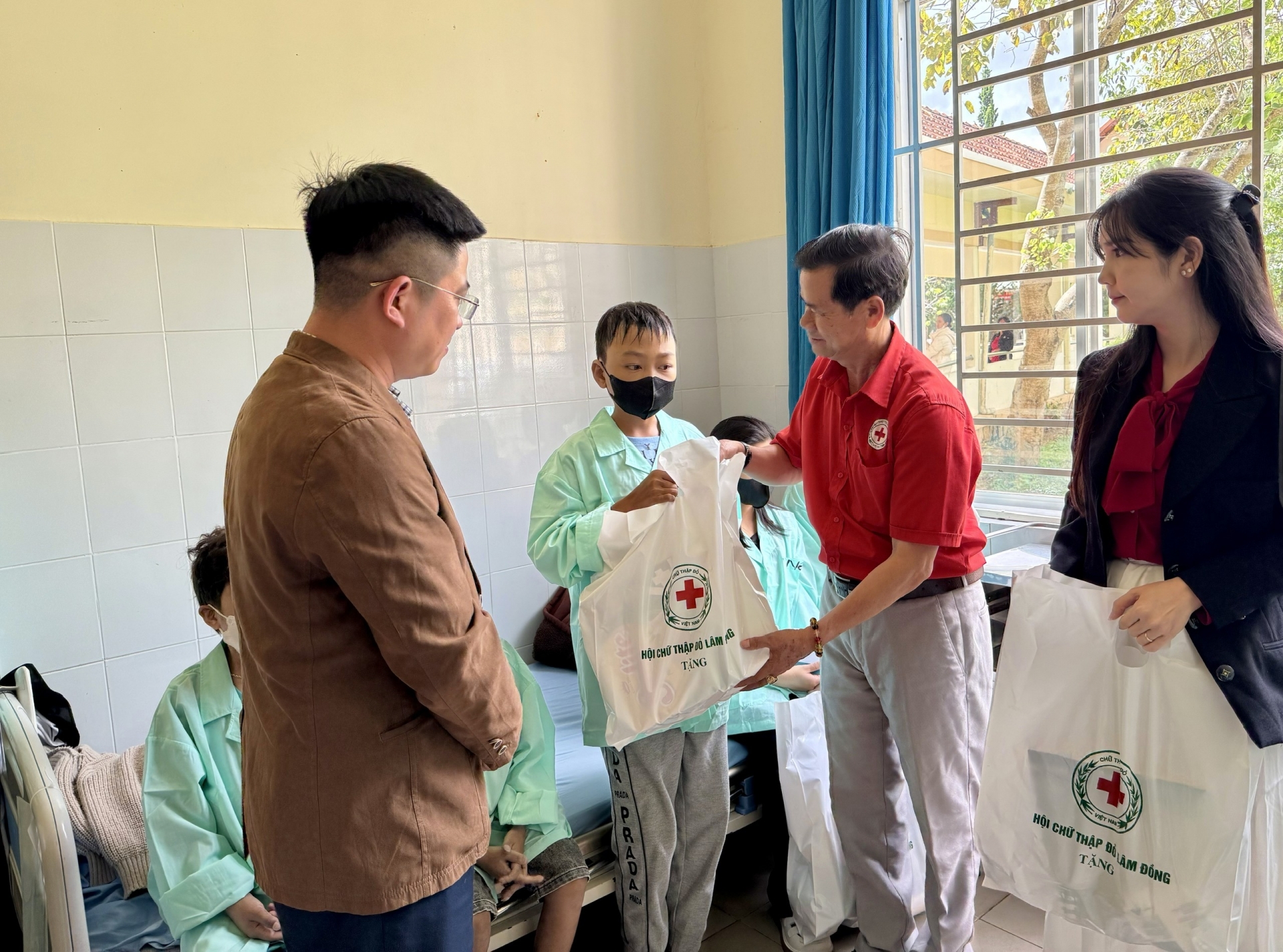 Em Hoàng Viên Chúc, 16 tuổi 