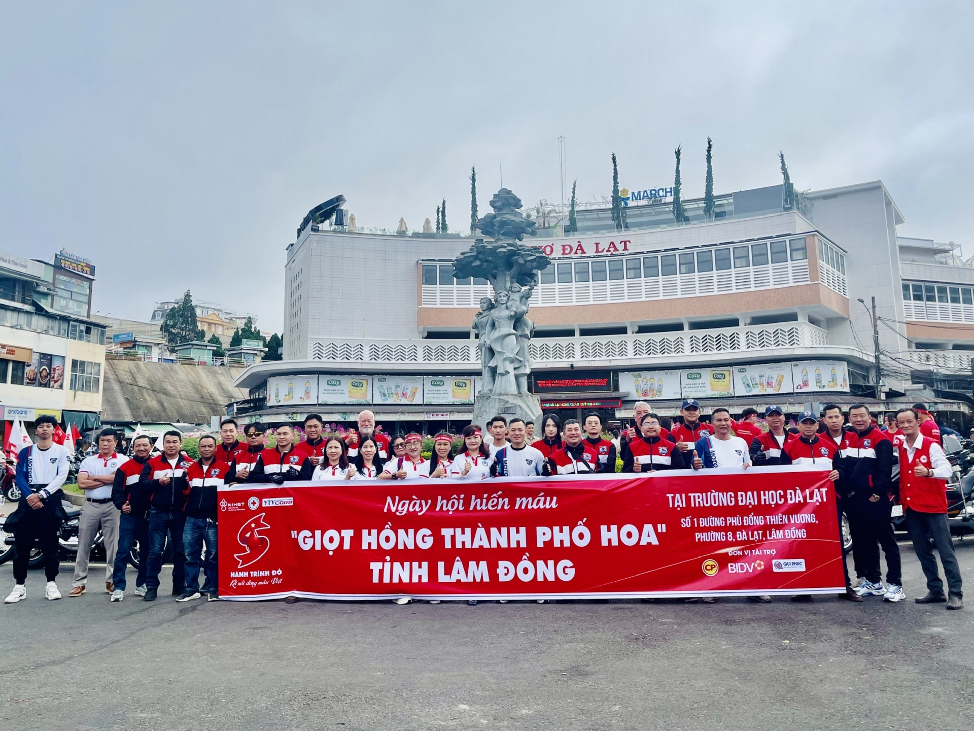 Đội diễu hành dừng tuyên truyền tại Chợ Đà Lạt