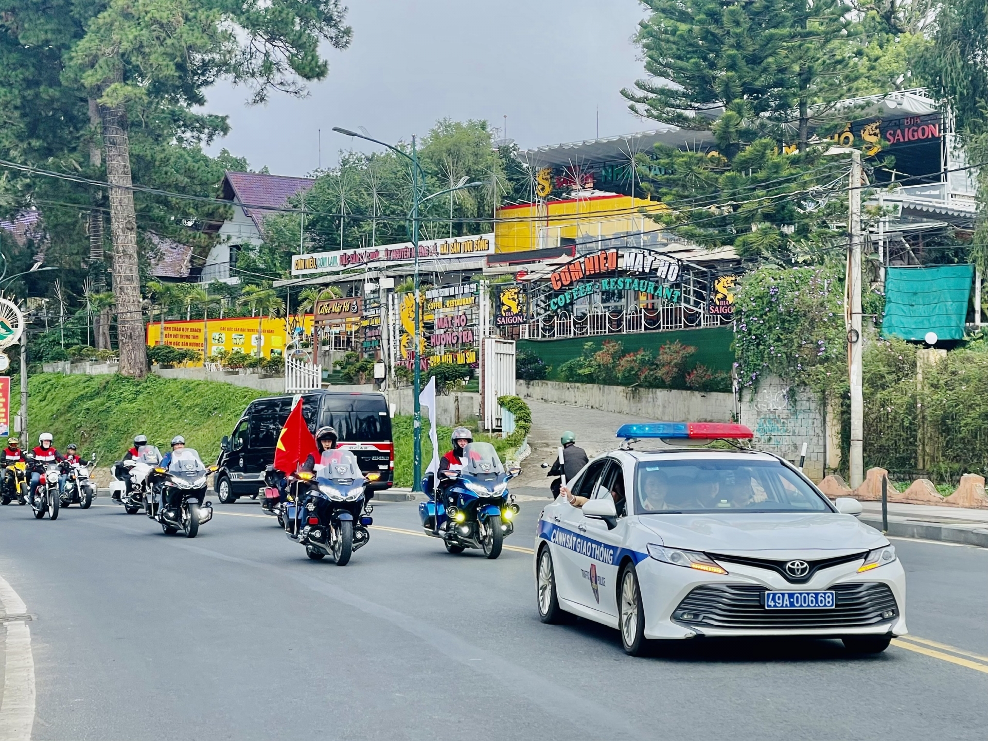 Xe cảnh sát giao thông dẫn đầu đoàn diễu hành