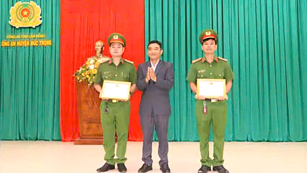 Khen thưởng 2 tập thể, 6 cá nhân có thành tích điều tra, truy bắt đối tượng đe dọa cướp ngân hàng