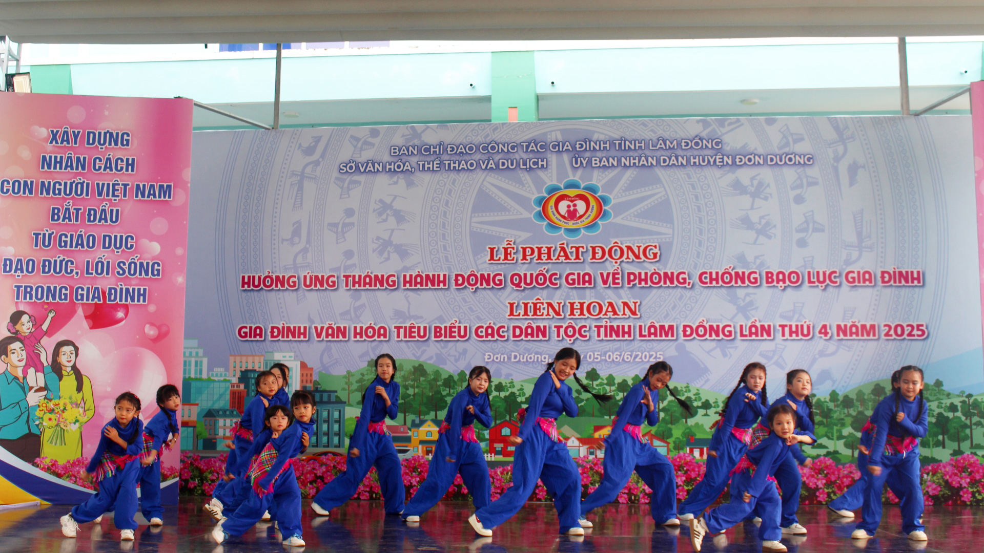 Tiết mục nhảy hiện đại của các em nhỏ Đơn Dương tại lễ bế mạc