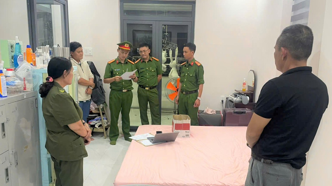 Cơ quan điều tra thực hiện lệnh khám xét nơi ở của bị can Lê Văn Thanh tại tỉnh Ninh Thuận