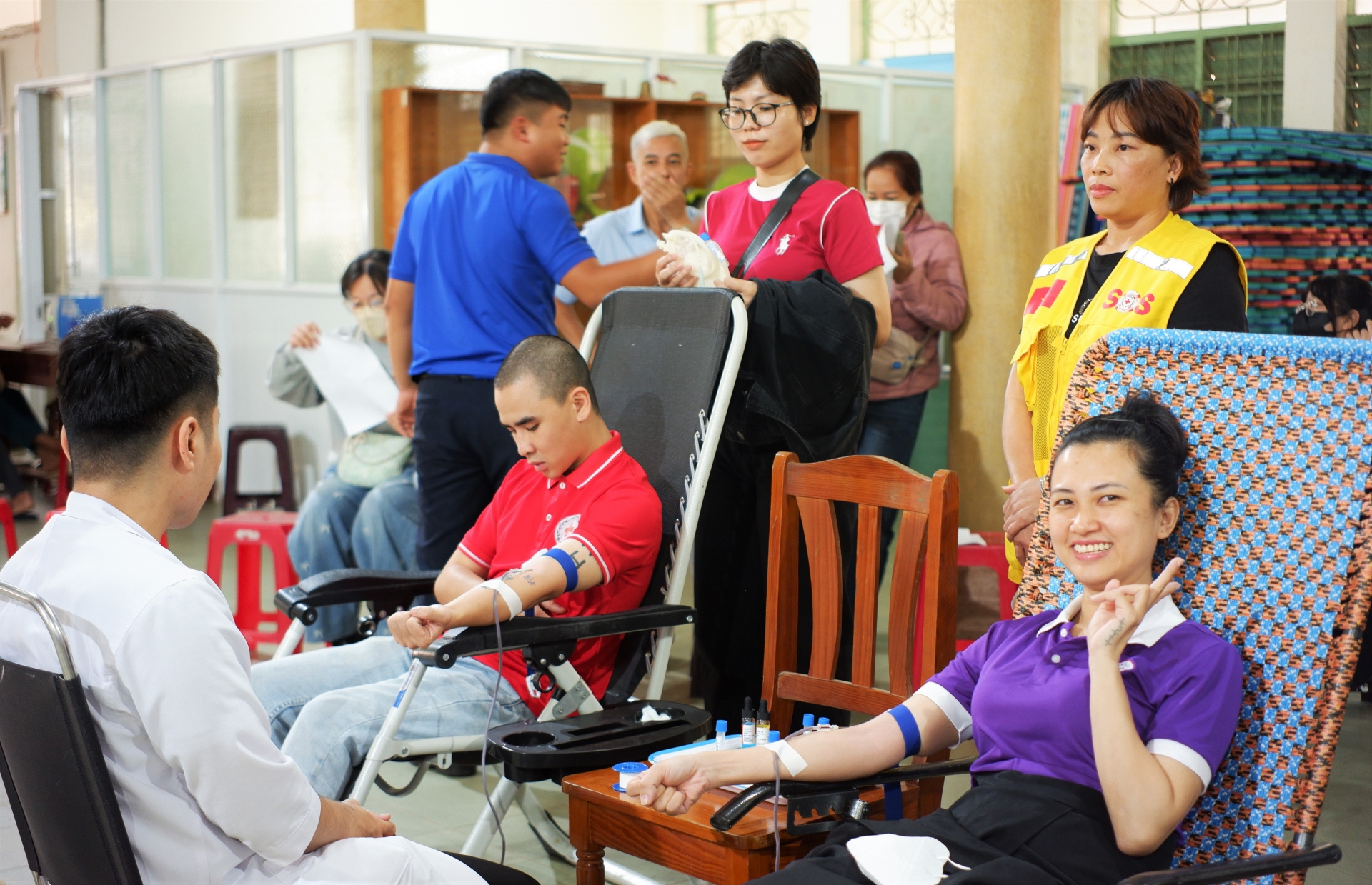 Các tình nguyện viên tham gia hiến máu tại đợt hiến máu tình nguyện thứ 4, năm 2025