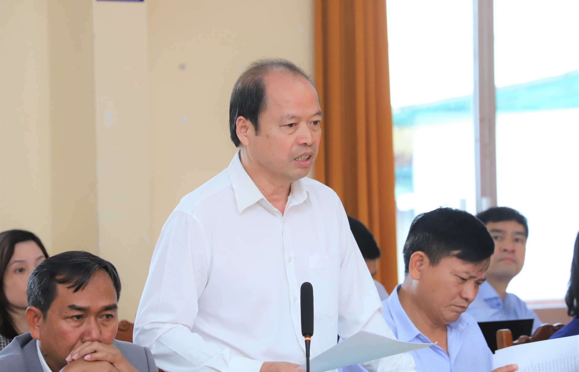 Đồng chí Nguyễn Viết Vân - Bí thư Huyện ủy Bảo Lâm báo cáo tại buổi làm việc