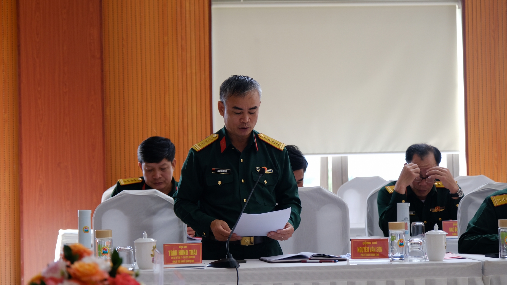Đại tá Nguyễn Văn Sơn – Phó Bí thư Đảng uỷ, Chính uỷ Bộ CHQS tỉnh báo cáo kết quả thực hiện nhiệm vụ 6 tháng đầu năm của Đảng ủy Quân sự tỉnh