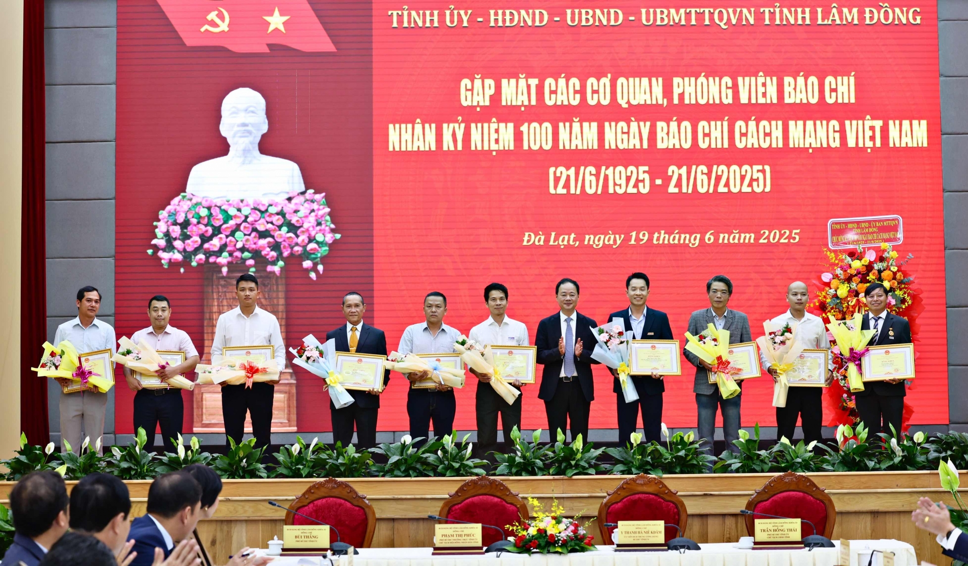 Đồng chí Trần Hồng Thái - Chủ tịch UBND tỉnh Lâm Đồng trao Bằng khen cho các nhà báo có thành tích xuất sắc tiêu biểu trong hoạt động báo chí trên địa bàn tỉnh Lâm Đồng