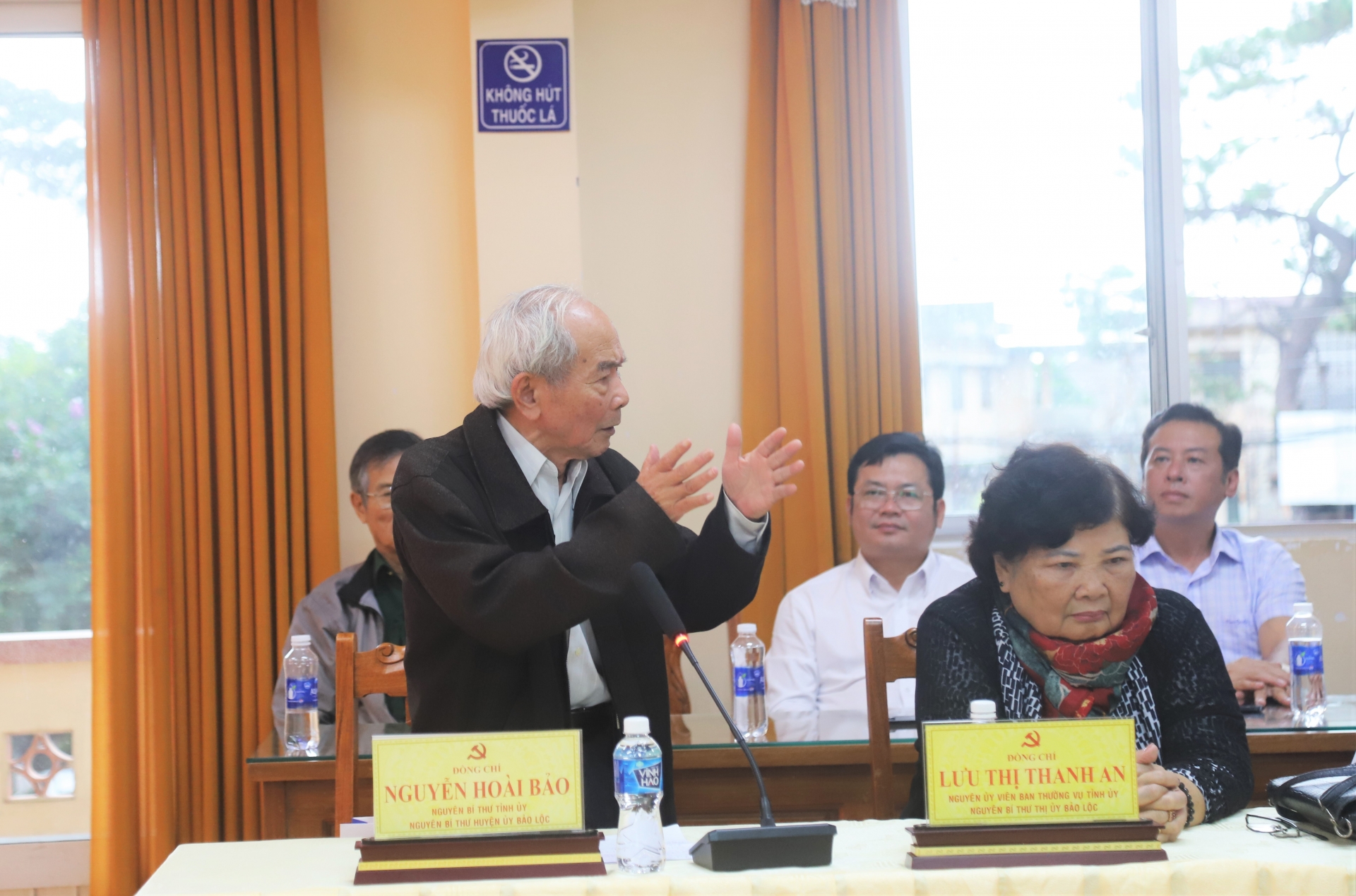 Đồng chí Nguyễn Hoài Bảo - Nguyên Bí thư Tỉnh ủy Lâm Đồng trao đổi, đóng góp ý kiến tại buổi gặp mặt