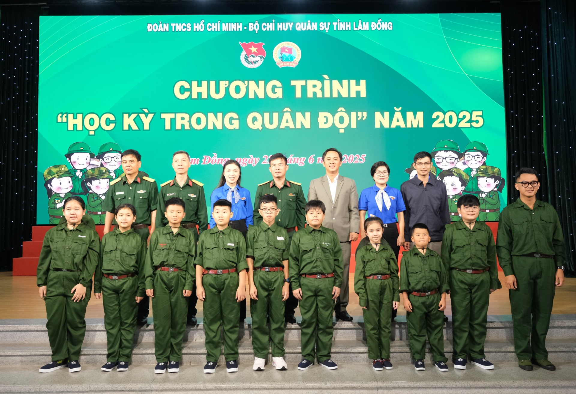 Ban tổ chức chụp ảnh lưu niệm với các chiến sĩ nhí trước giờ xuất quân
