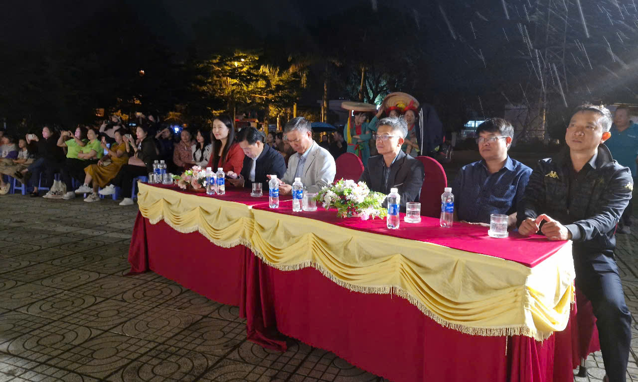 Các đồng chí lãnh đạo tham dự chương trình