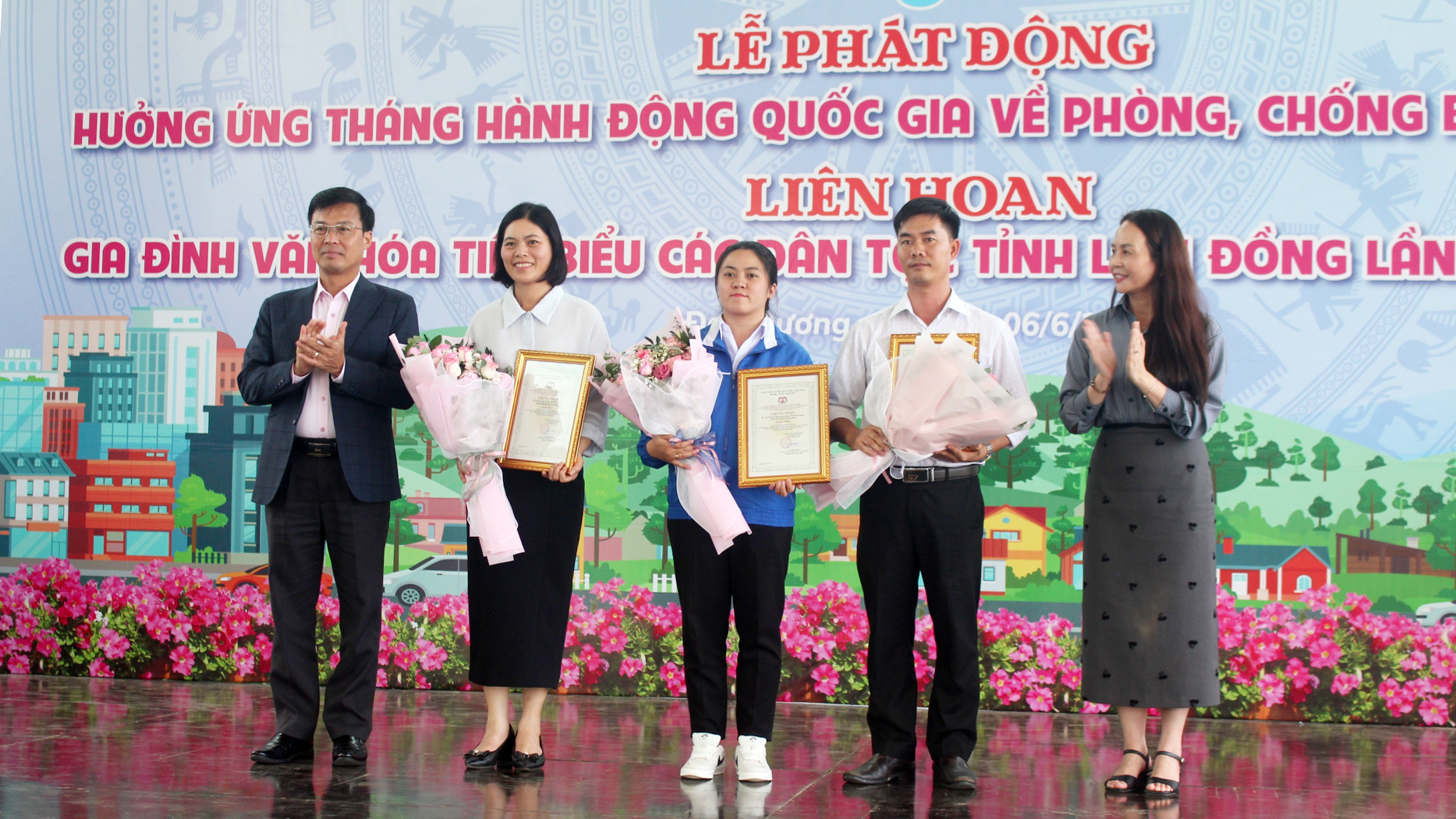 Trao giải thưởng Cuộc thi tìm hiểu Luật Phòng chống bạo lực gia đình cho các tập thể