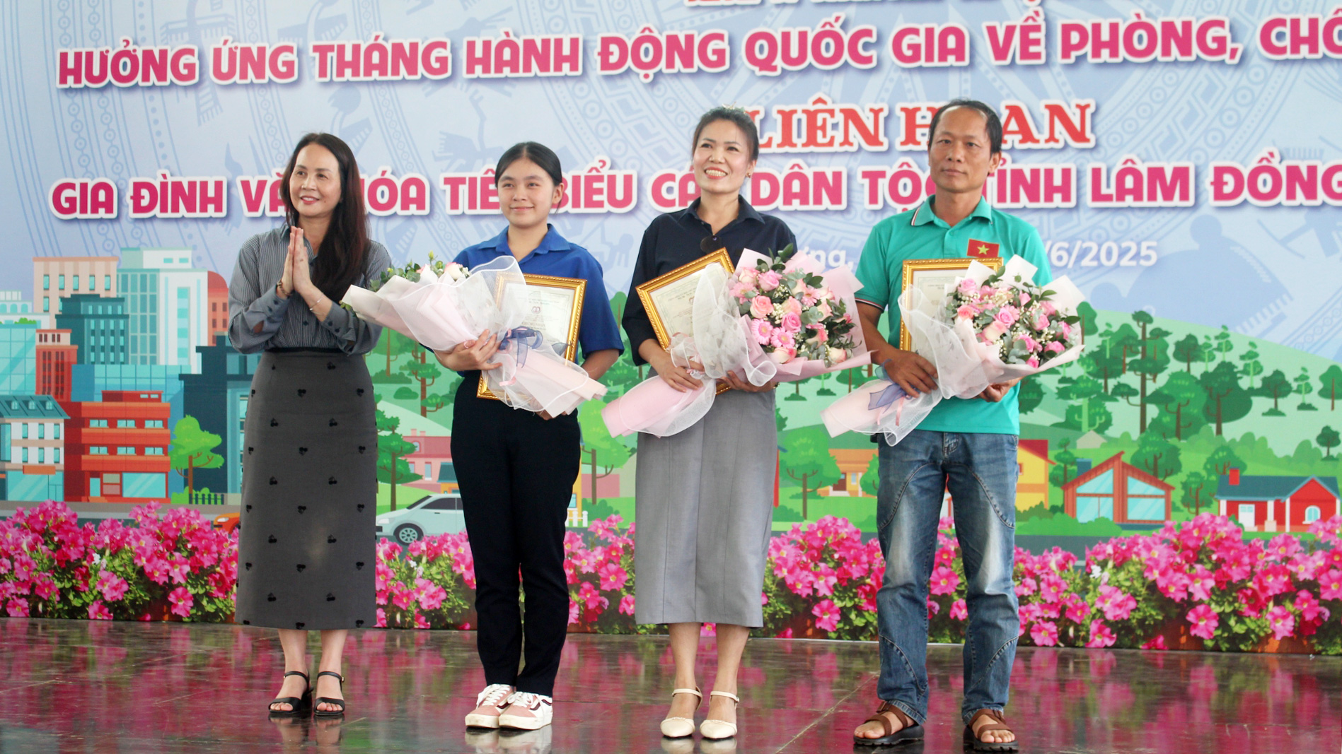 Trao giải thưởng Cuộc thi tìm hiểu Luật phòng chống bạo lực gia đình cho các cá nhân xuất sắc