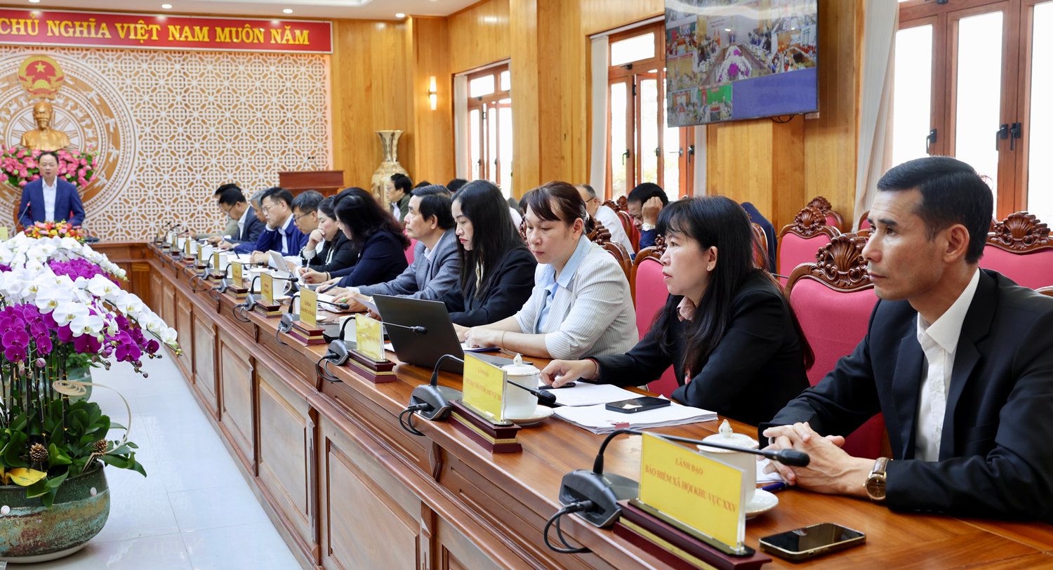 Lãnh đạo các sở, ngành tham dự Hội nghị trực tiếp tại Phòng họp UBND tỉnh
