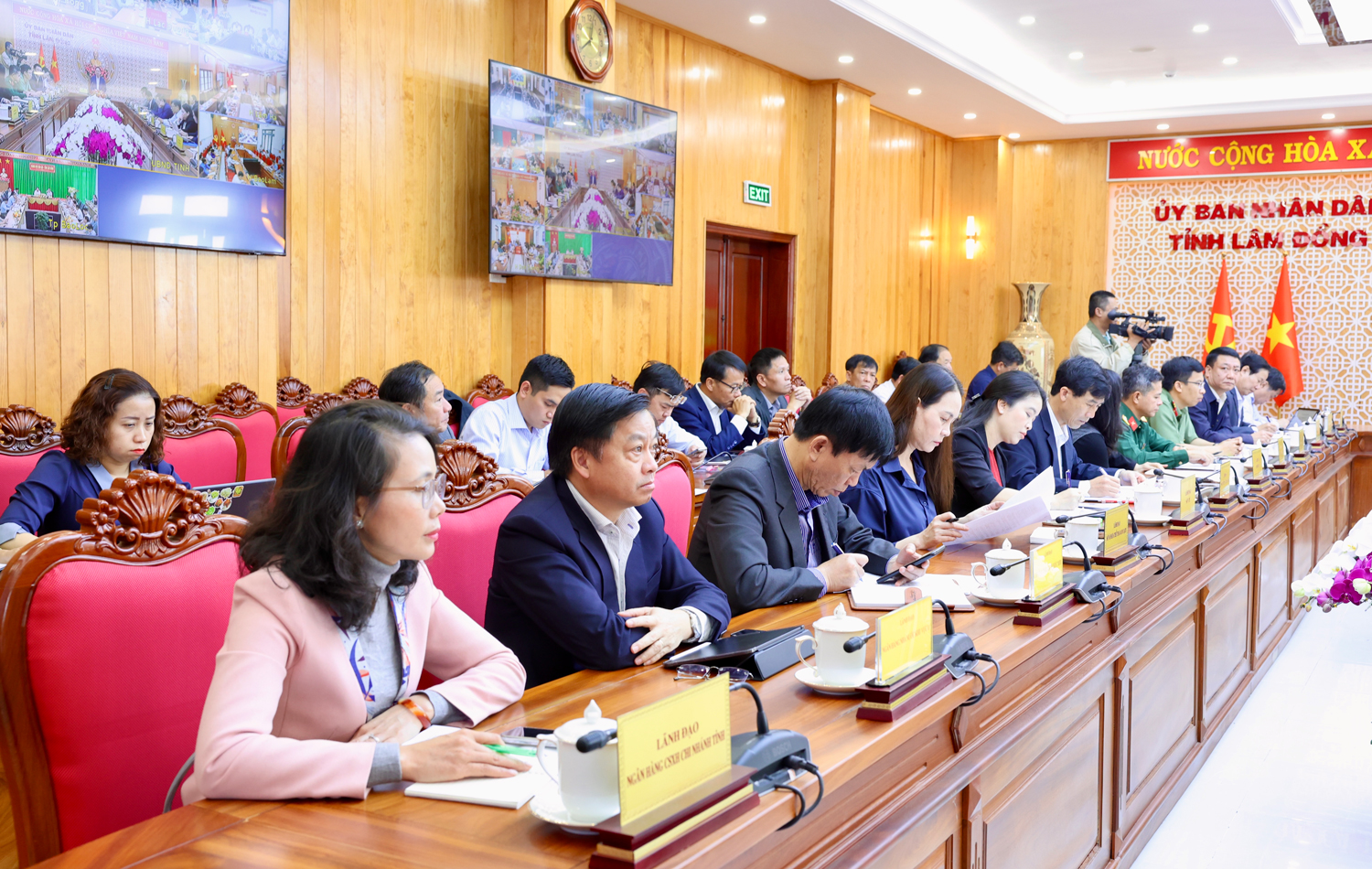 Lãnh đạo các sở, ngành tham dự Hội nghị trực tiếp tại Phòng họp UBND tỉnh