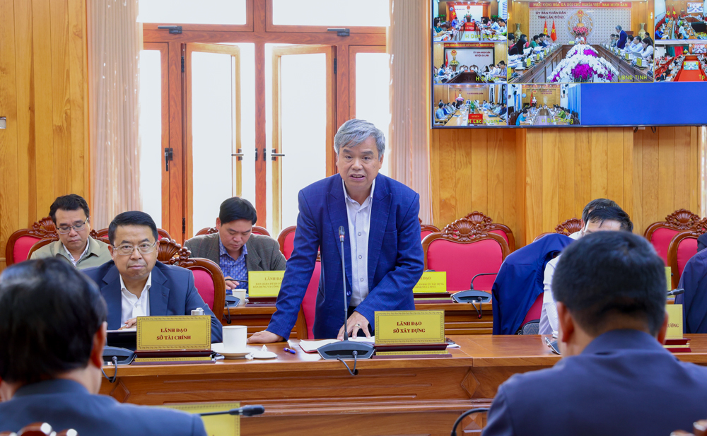 Ông Nguyễn Văn Gia – Giám đốc Sở Xây dựng báo cáo về công tác quy hoạch và tình hình các dự án cao tốc