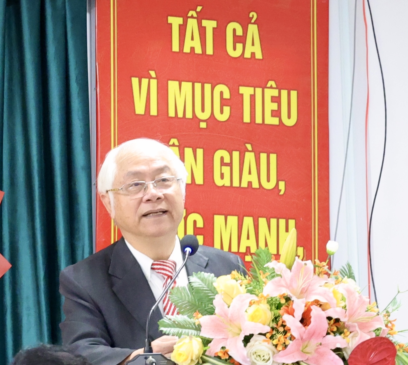 Đồng chí Đinh Minh Quý - Bí thư Chi bộ, trình bày diễn văn khai mạc Đại hội
