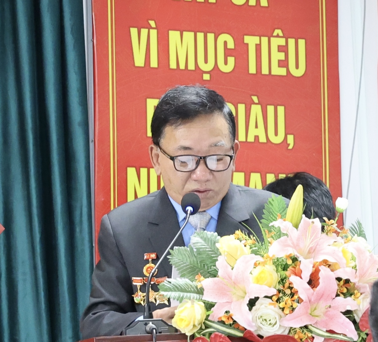 Đồng chí Lại Thế Hưng thay mặt Đoàn Chủ tịch, trình bày Báo cáo Chính trị của Đại hội